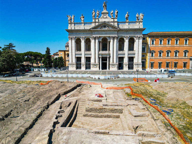 Scoperte mura medievali a San Giovanni in Laterano