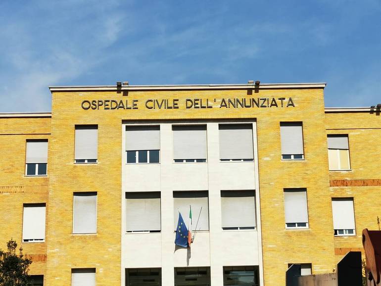 Ospedale di Cosenza s'infiamma il dibattito tra comunicati e sit-in